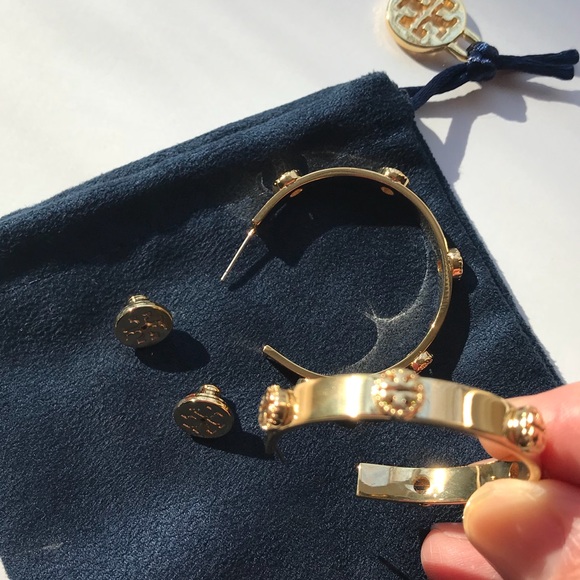 Brand New! Tory Burch logo hoop gold tone Earring - Picture 4 of 8